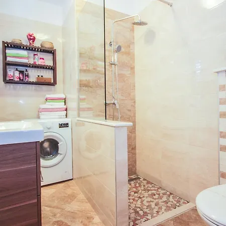 Πανσιόν For All Seasons Σπλιτ